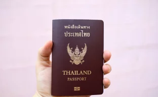 Reisender zeigt Ausweisdokumente bei der Einreise nach Thailand