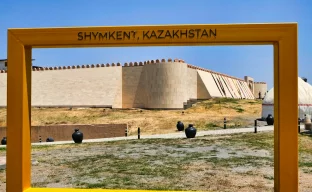 Grenzkontrolle in Kasachstan mit Reisepass und Einreisedokumenten