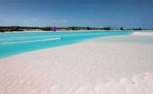 Türkisblaues Meer und Strand auf den Bahamas