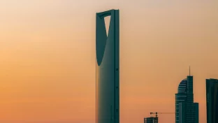 Skyline von Riad mit dem Kingdom Tower im Hintergrund