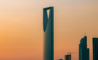 Skyline von Riad mit dem Kingdom Tower im Hintergrund