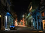 Straßenszene in Havanna bei Stromausfall in der Dämmerung