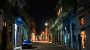 Straßenszene in Havanna bei Stromausfall in der Dämmerung