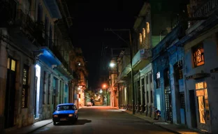 Straßenszene in Havanna bei Stromausfall in der Dämmerung