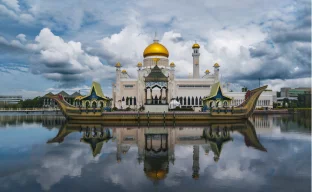 Wahrzeichen von Brunei Darussalam am Fluss bei Sonnenuntergang