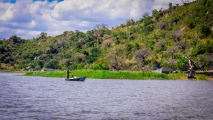 Landschaft am Malawisee mit Booten und Ufer