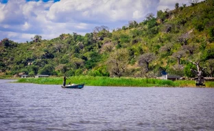Landschaft am Malawisee mit Booten und Ufer