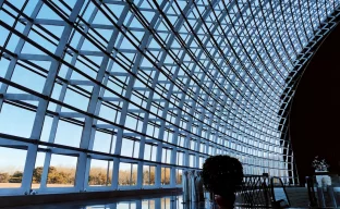 Moderne Abflughalle eines Flughafens in China