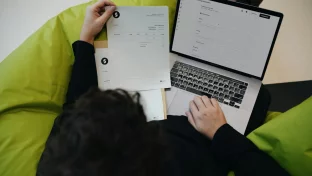 Vertrag und Rechnungen als Einkommensnachweis für Digital-Nomaden-Visum