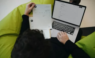 Vertrag und Rechnungen als Einkommensnachweis für Digital-Nomaden-Visum