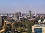 Skyline von Nairobi mit Protesten im Vordergrund