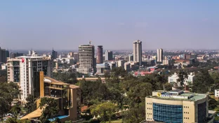 Skyline von Nairobi mit Protesten im Vordergrund