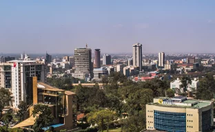 Skyline von Nairobi mit Protesten im Vordergrund