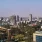 Skyline von Nairobi mit Protesten im Vordergrund
