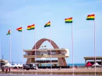 Ghanaische Flagge und Reisedokumente symbolisieren Visumantrag trotz Website-Ausfall