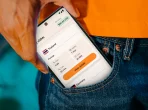 Smartphone mit Immigrations-App vor thailändischer Reisekulisse