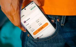 Smartphone mit Immigrations-App vor thailändischer Reisekulisse