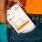 Smartphone mit Immigrations-App vor thailändischer Reisekulisse