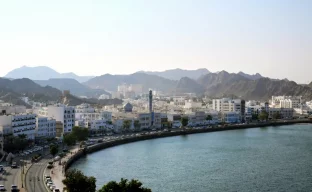 Skyline von Muscat, Oman bei Sonnenuntergang