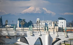 Stadtansicht von Skopje in Nordmazedonien mit Fluss und Brücke
