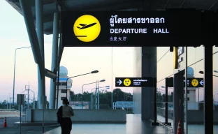 Reisepass mit Einreisestempel für Thailand am Flughafen