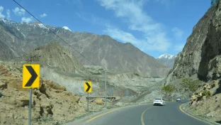 Karakorum-Highway in Pakistan vor Bergkulisse