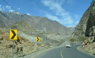 Karakorum-Highway in Pakistan vor Bergkulisse