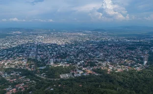 Stadtansicht von Honduras mit Bergen im Hintergrund