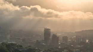 Skyline von Caracas nach Erdbeben mit Schäden an Gebäuden