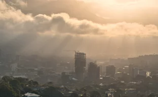 Skyline von Caracas nach Erdbeben mit Schäden an Gebäuden