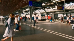Reisende am Bahnhof in der Schweiz