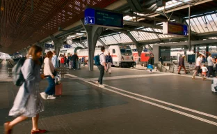 Reisende am Bahnhof in der Schweiz
