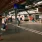Reisende am Bahnhof in der Schweiz