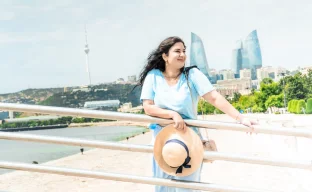 Skyline von Baku, Aserbaidschan, mit den Flame Towers
