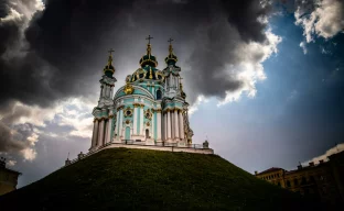 Goldene Kuppeln des Kiewer Höhlenklosters am Dnipro