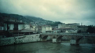 Altstadt von Sarajewo mit historischer Brücke in Bosnien und Herzegowina