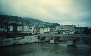 Altstadt von Sarajewo mit historischer Brücke in Bosnien und Herzegowina