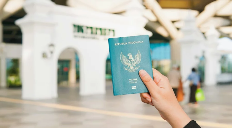 28 Jahre zu Fuß um die Welt: Wie Visa und Grenzen Karl Bushbys Reise prägten