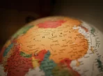 China auf einem leuchtenden Globus mit politischen Grenzen