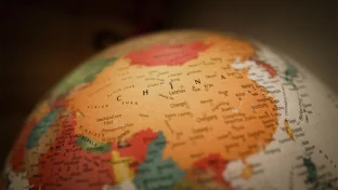 China auf einem leuchtenden Globus mit politischen Grenzen