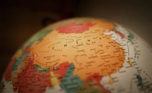 China auf einem leuchtenden Globus mit politischen Grenzen