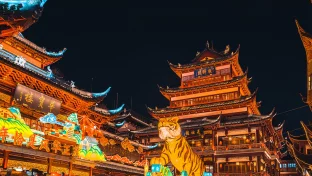 Die farbenfrohen und traditionellen chinesischen Laternen in Yuyuan, Shanghai, China