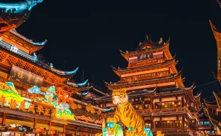 Die farbenfrohen und traditionellen chinesischen Laternen in Yuyuan, Shanghai, China