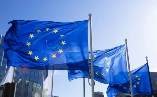 Europäische Flaggen in La Défense in Paris
