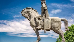 Statue von König Wachtang Gorgasali in Tiflis, Georgien