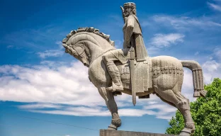 Statue von König Wachtang Gorgasali in Tiflis, Georgien