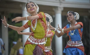 Indische Mädchen tanzen