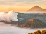 Landschaft des Vulkans Bromo, Batok und Semeru (Berg) bei Sonnenaufgang vom Aussichtspunkt aus