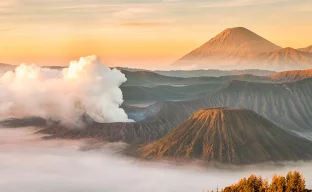 Landschaft des Vulkans Bromo, Batok und Semeru (Berg) bei Sonnenaufgang vom Aussichtspunkt aus