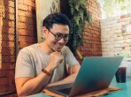 Mann arbeitet am Computer